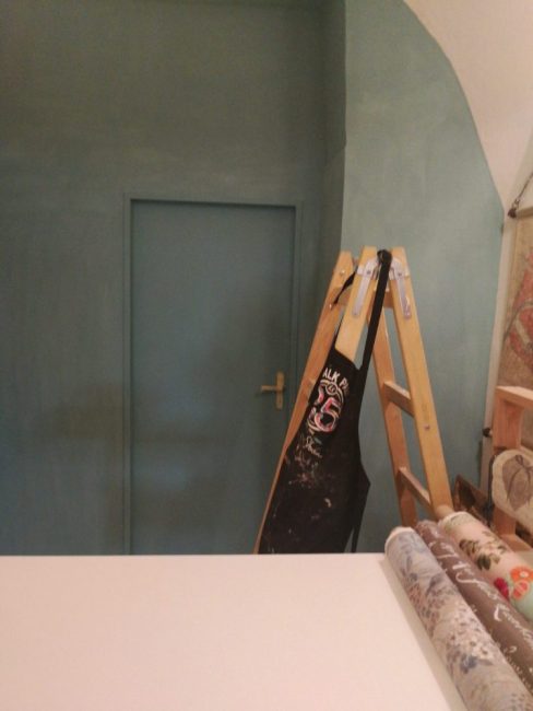 Renovácia steny, maľovanie v procese.